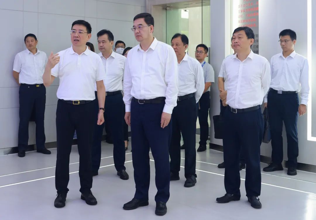 黃董陪同省長參觀.jpg